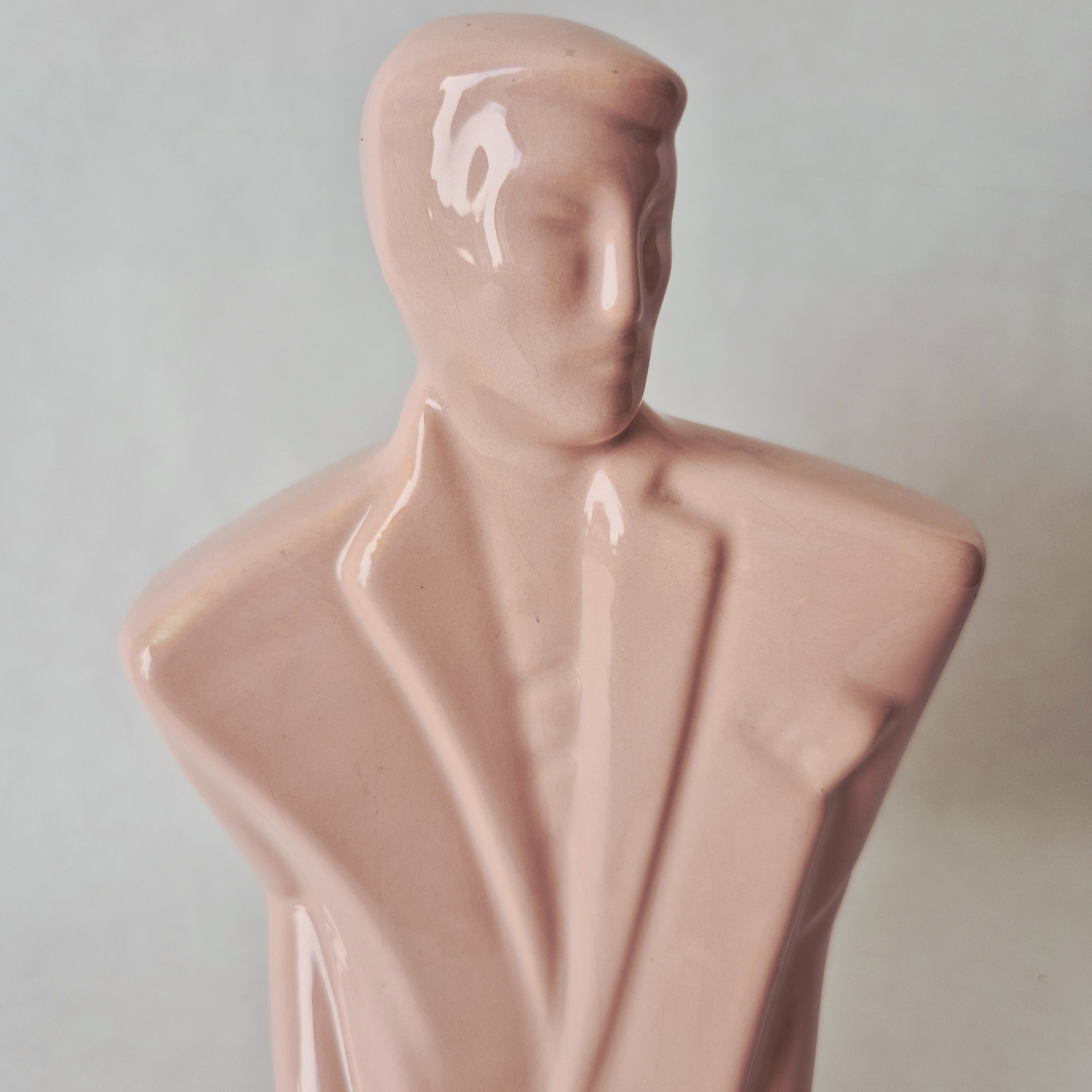 Jaren 80 keramisch beeld man roze | Vintage beeld Memphis stijl | Lindsey B Balkweill style figurine