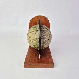 Boekensteun globe