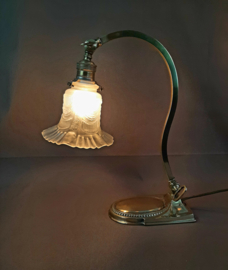 Art Deco tafellamp met satijnglazen kap