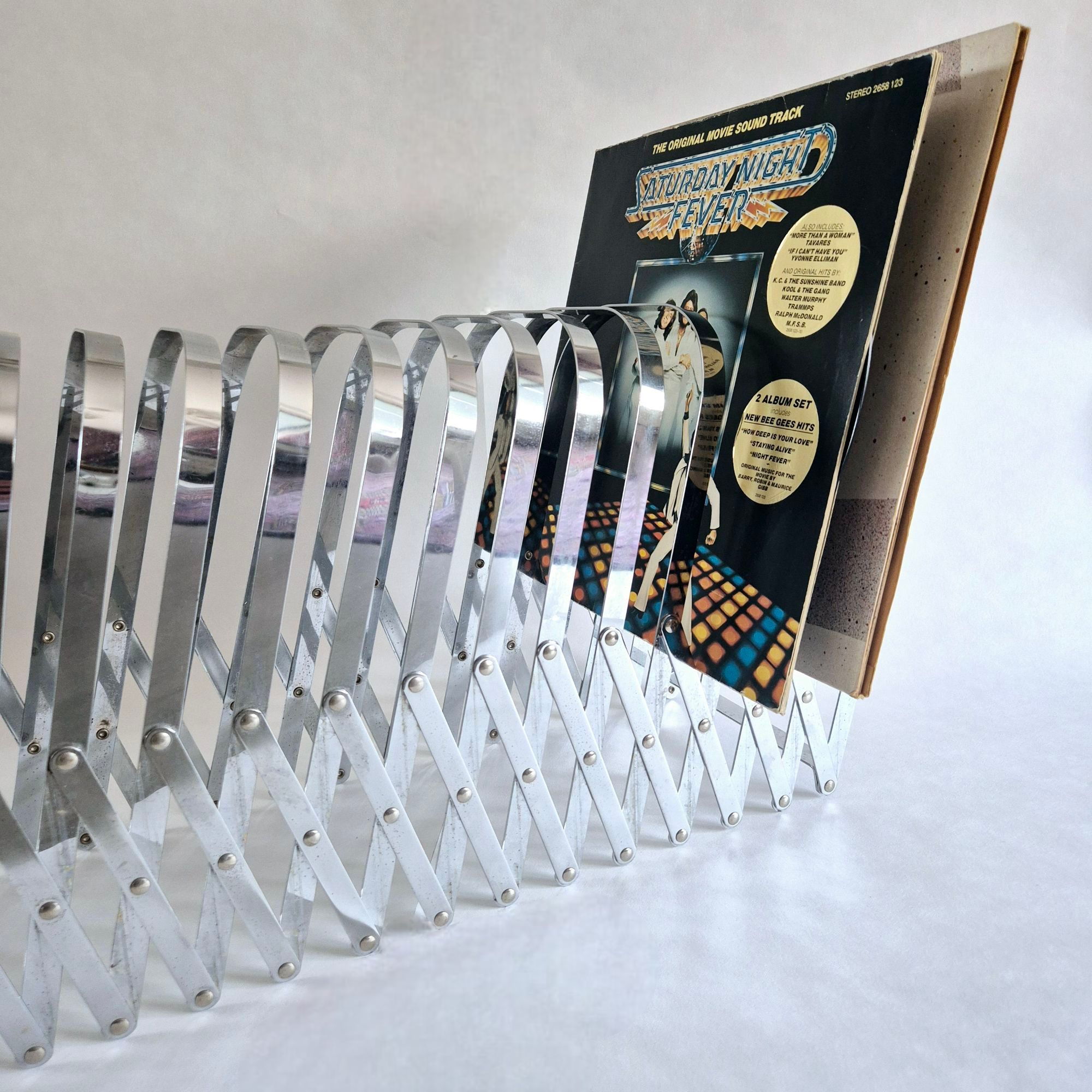 Chromen harmonica tijdschriften of LP rek van Luther Evans voor Present Time