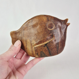 Vintage handgemaakte keramische bloemensteker vis