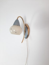 Jaren 50 wandlamp, koperen frame met melkglazen kapje