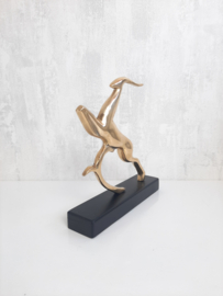 Vintage koperen beeld hert, gestileerd dier, art deco stijl