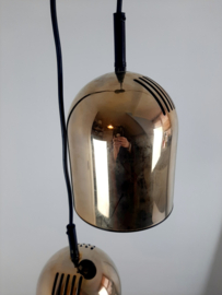 Set van 2 vintage hanglampen Vrieland design met goudkleurige lampenkap, 80s design