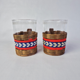 Set vintage glazen theebekers in gevlochten rieten houder