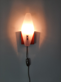 Jaren 70 wandlamp oranje met kunststof kap