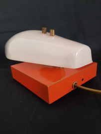 Jaren 70 wandlamp oranje met kunststof kap