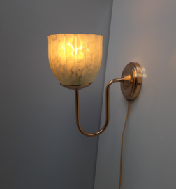 Vintage wandlamp met groen gewolkt glas