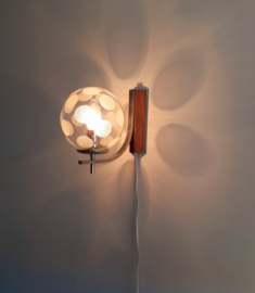 Jaren 60 wandlamp, metaal met glazen bol