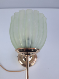 Vintage wandlamp met groen gewolkt glas