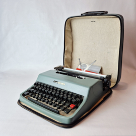 Vintage Olivetti Lettera 32 typemachine