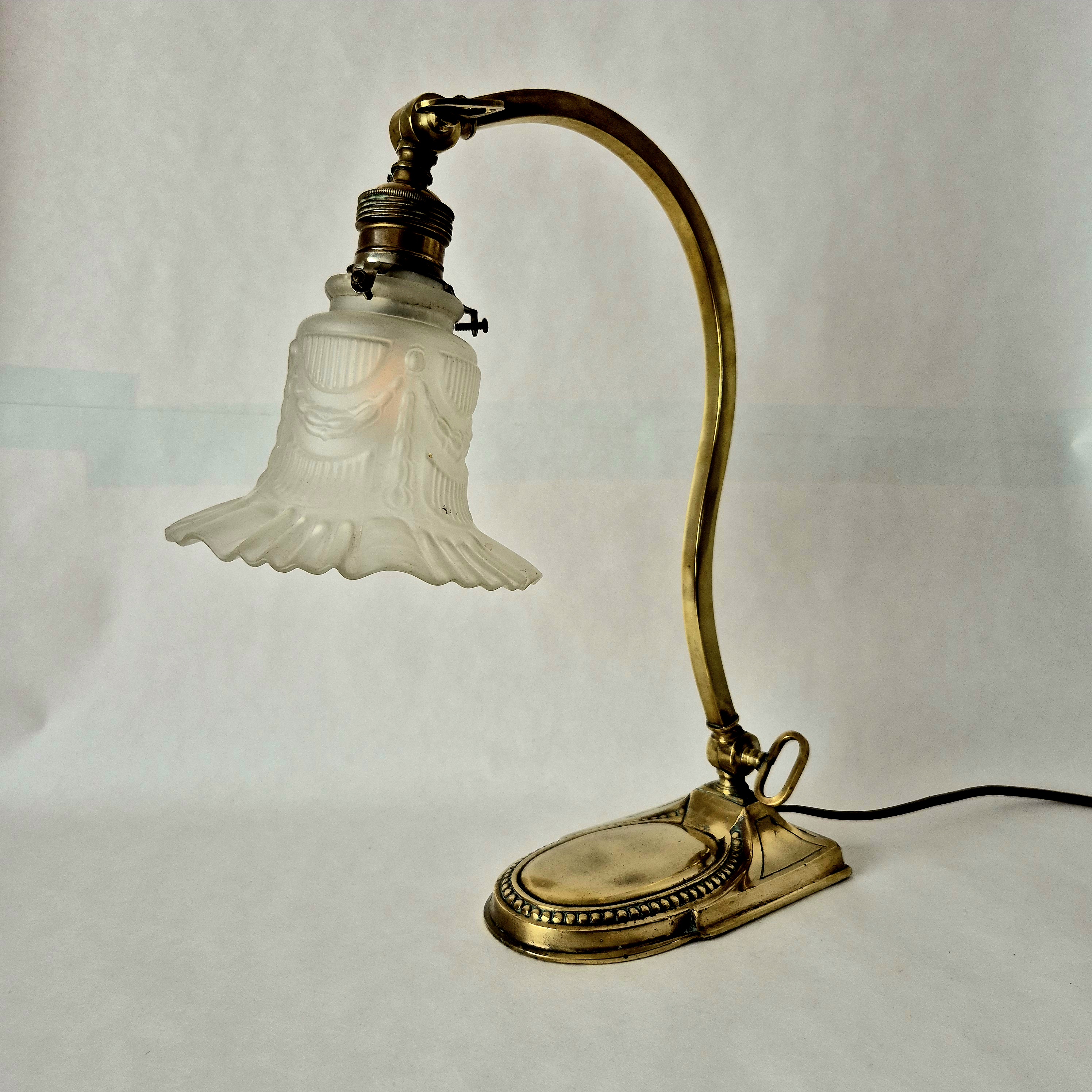 Art Deco tafellamp met satijnglazen kap