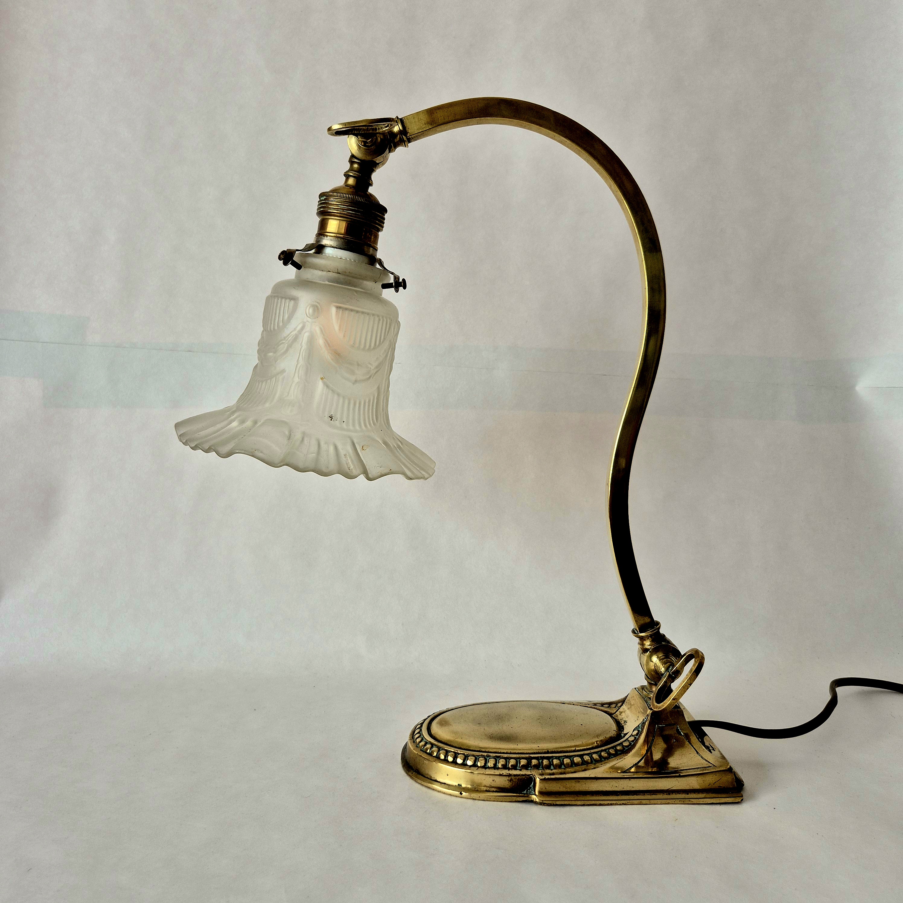 Art Deco tafellamp met satijnglazen kap