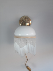 Vintage, witte wandlamp met kralenfranje | Glazen wandlamp