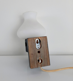 Vintage jaren 70 wandlampje | Houten lamp met glazen kapje