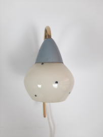 Jaren 50 wandlamp, koperen frame met melkglazen kapje
