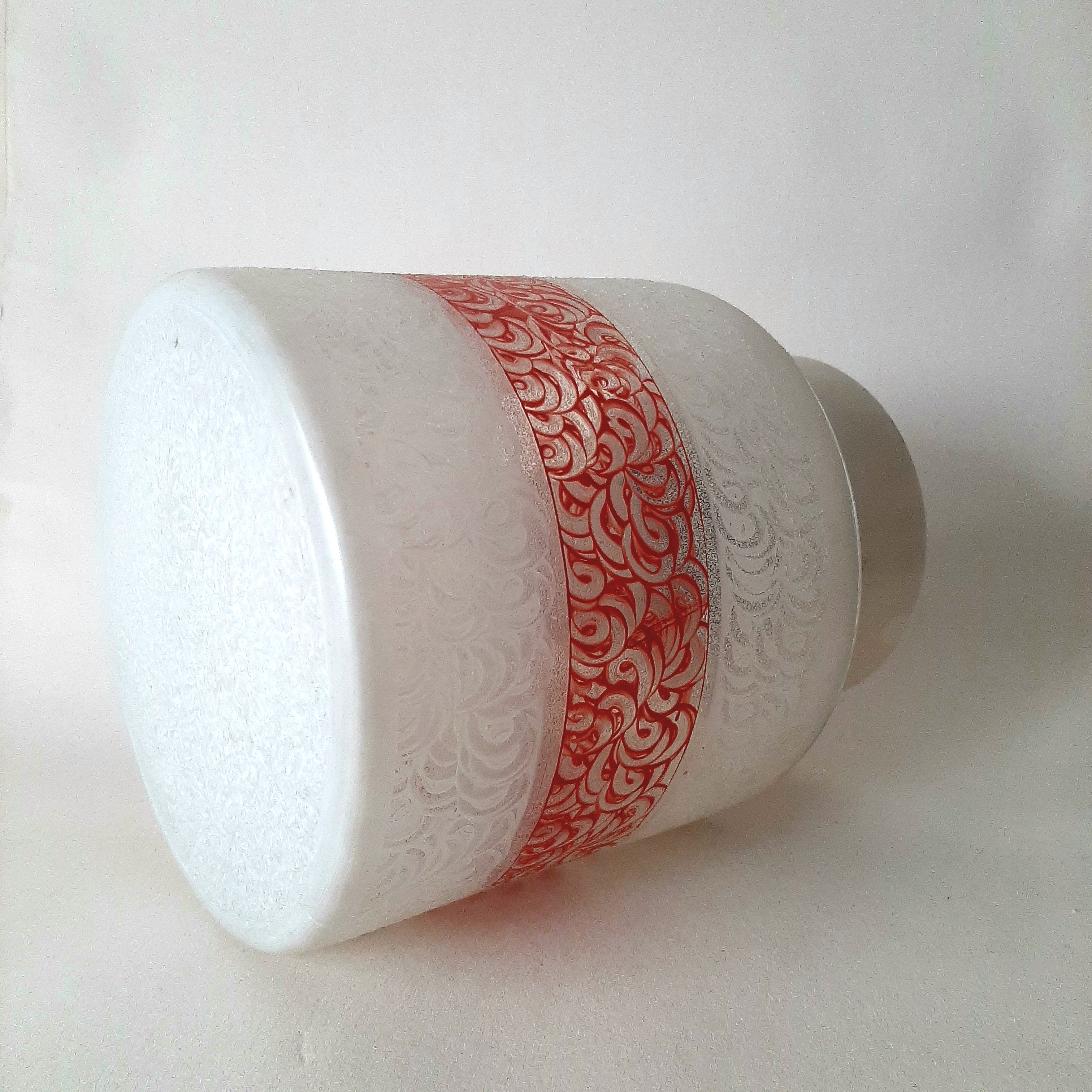 Jaren 60 plafonniere wit met rood, plafondlamp