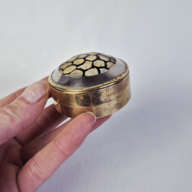 Vintage pillendoosje met inleg | Messing doosje met kruk