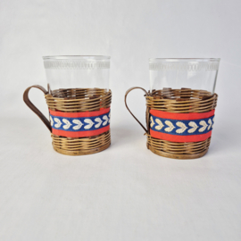 Set vintage glazen theebekers in gevlochten rieten houder