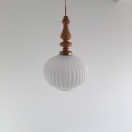 Vintage hanglamp met melkglazen lampenkap en houten armatuur, Japandi