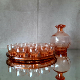 Franse vintage roze likeurset, likeurfles met glazen en bord