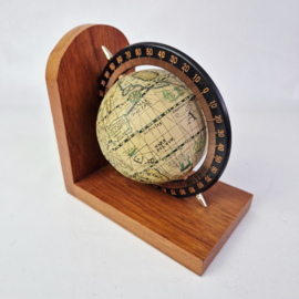 Boekensteun globe