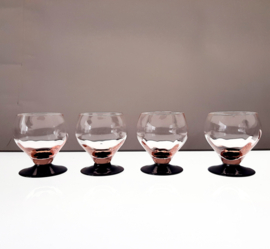 Set roze Art Deco glazen met paarse voet | Vintage glazen | Set van 4 glazen