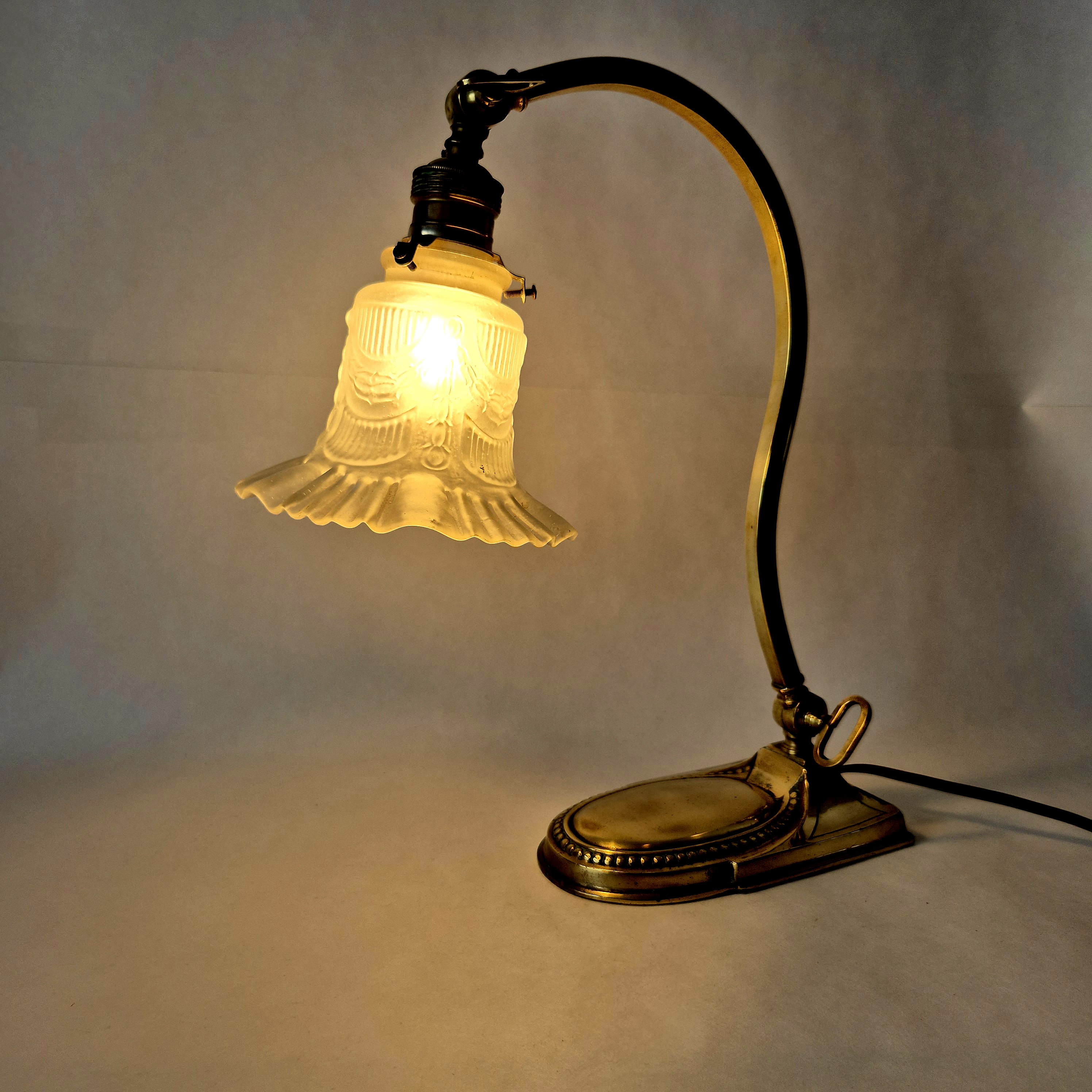 Art Deco tafellamp met satijnglazen kap