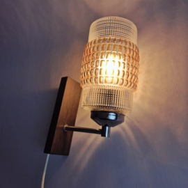 Vintage Wandlamp jaren 60/70 met amber glas en houten wandplaat
