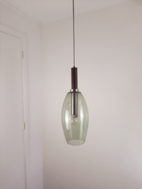 Stijlvolle jaren 70 hanglamp, glazen kap met houten armatuur