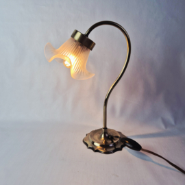 Art Nouveau tafellamp met satijnglazen kap