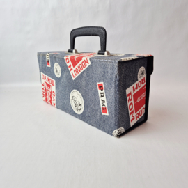 Vintage cassettekoffer met jeansprint en landenstempels