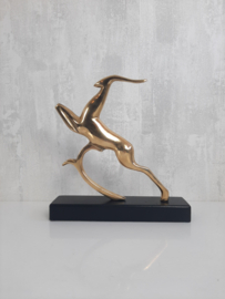 Vintage koperen beeld hert, gestileerd dier, art deco stijl