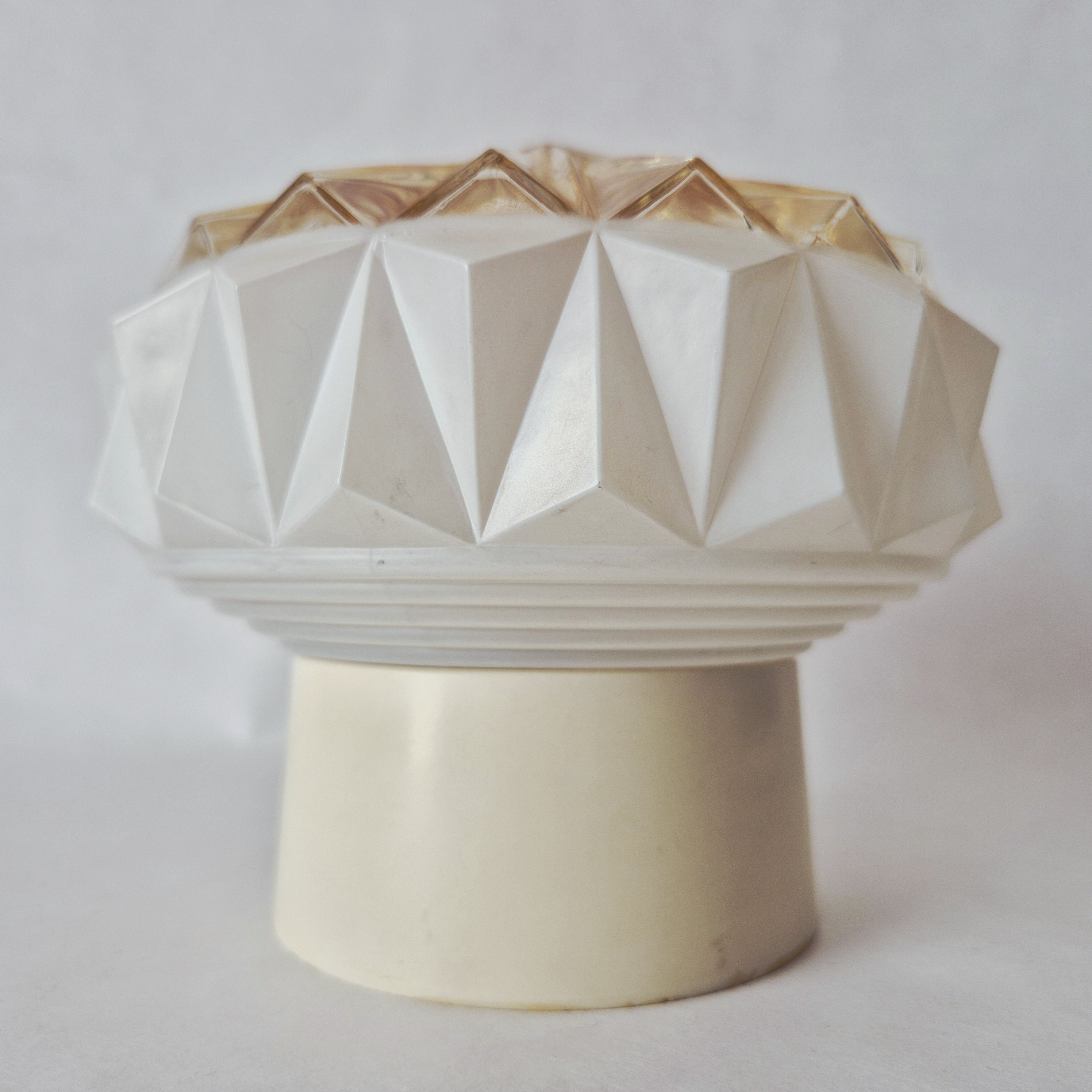 Glazen plafondlamp uit de jaren 60 in Art Deco stijl | Vintage schroefbol