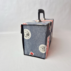 Vintage cassettekoffer met jeansprint en landenstempels