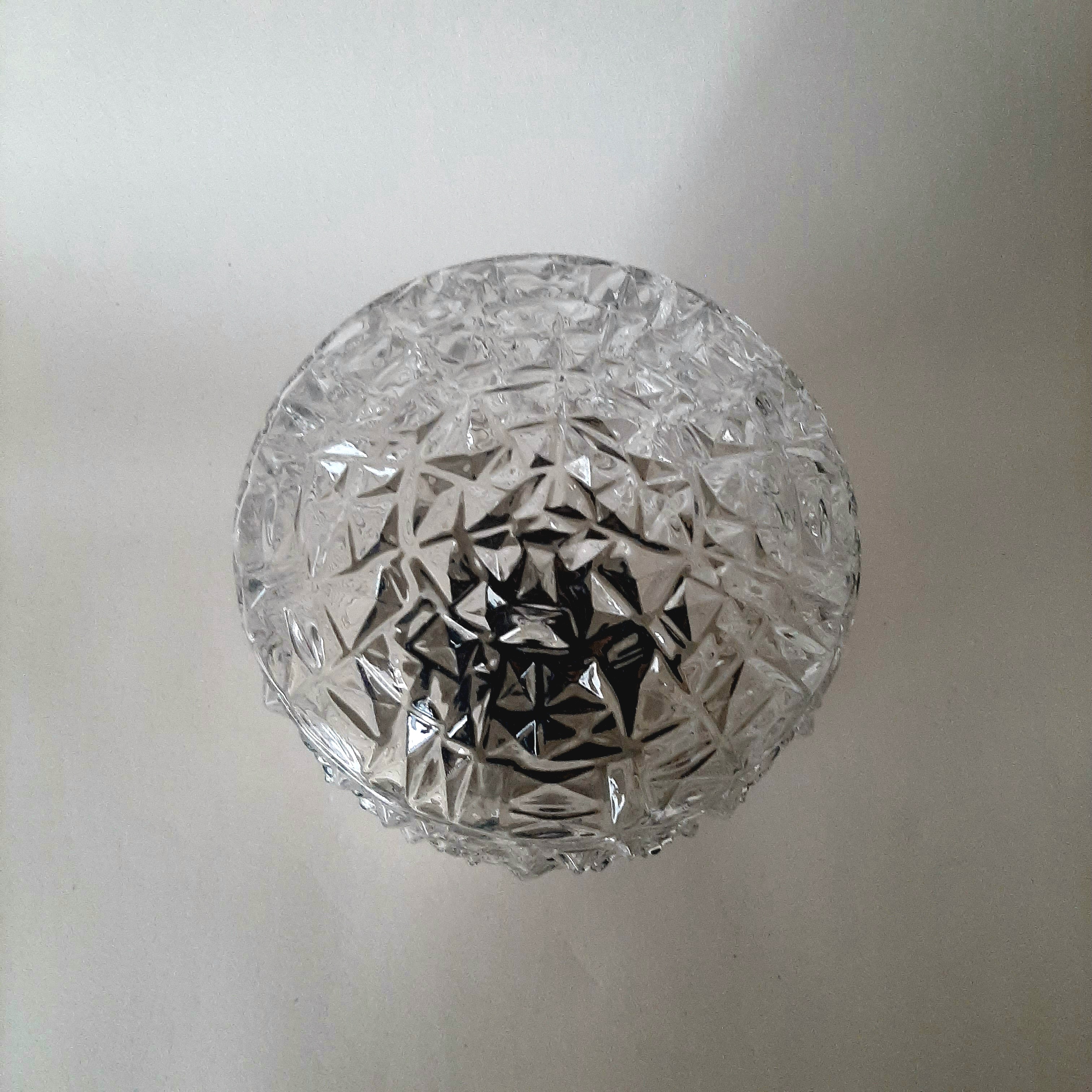 Vintage plafonniere | Jaren 60 plafondlamp | Schroefbol 'Kristal' bakeliet