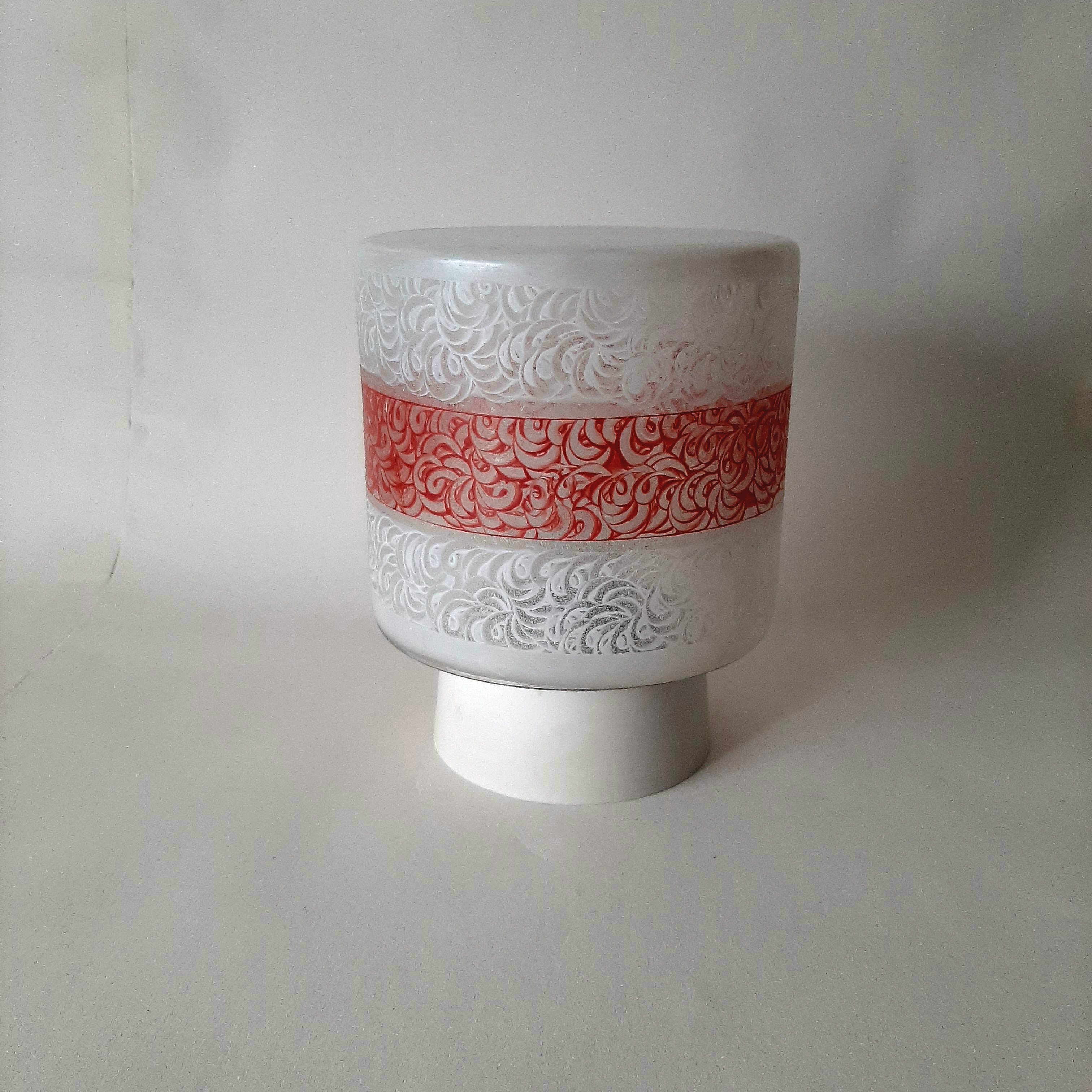 Jaren 60 plafonniere wit met rood, plafondlamp