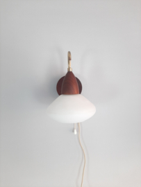 Prachtig Deens design jaren 50 wandlampje, hout met glazen kapje