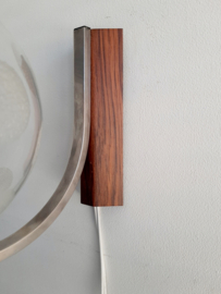 Jaren 60 wandlamp, metaal met glazen bol