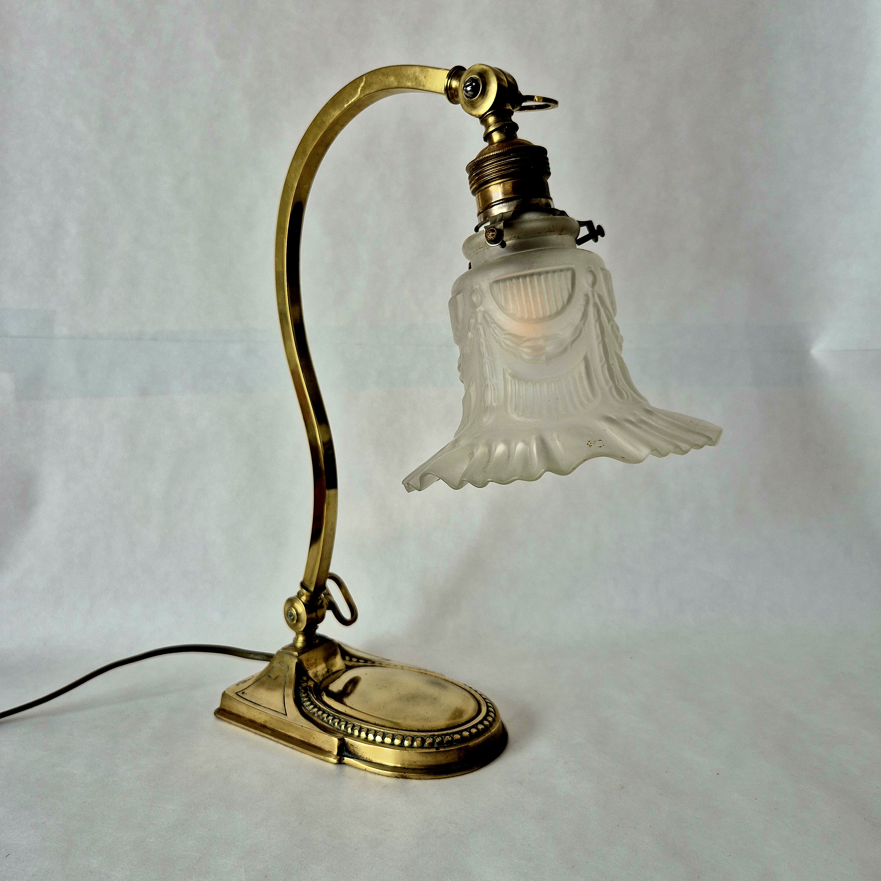 Art Deco tafellamp met satijnglazen kap