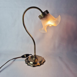 Art Nouveau tafellamp met satijnglazen kap