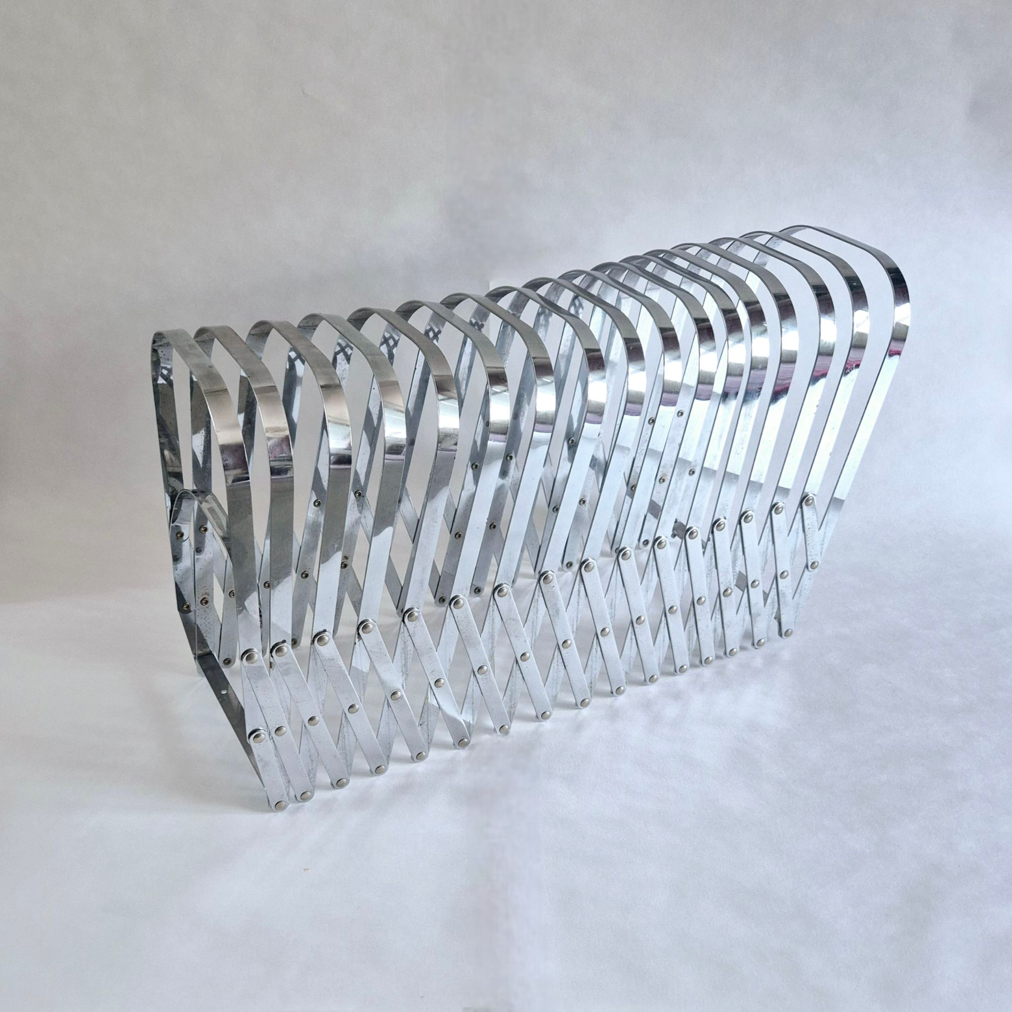 Chromen harmonica tijdschriften of LP rek van Luther Evans voor Present Time