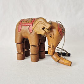 Vintage handgemaakte marionet in de vorm van een olifant