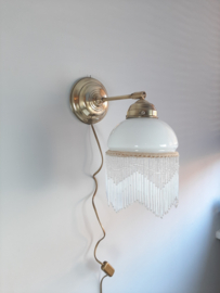 Vintage, witte wandlamp met kralenfranje | Glazen wandlamp