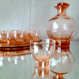Franse vintage roze likeurset, likeurfles met glazen en bord