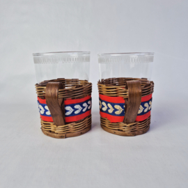 Set vintage glazen theebekers in gevlochten rieten houder
