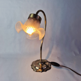 Art Nouveau tafellamp met satijnglazen kap