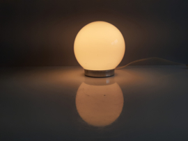 Jaren 30 tafellamp | Glazen bol op chromen armatuur