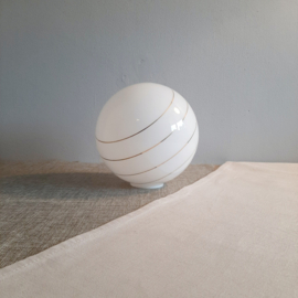 Hollywood Regency lampenkap bol  | Witte bol met gouden strepen