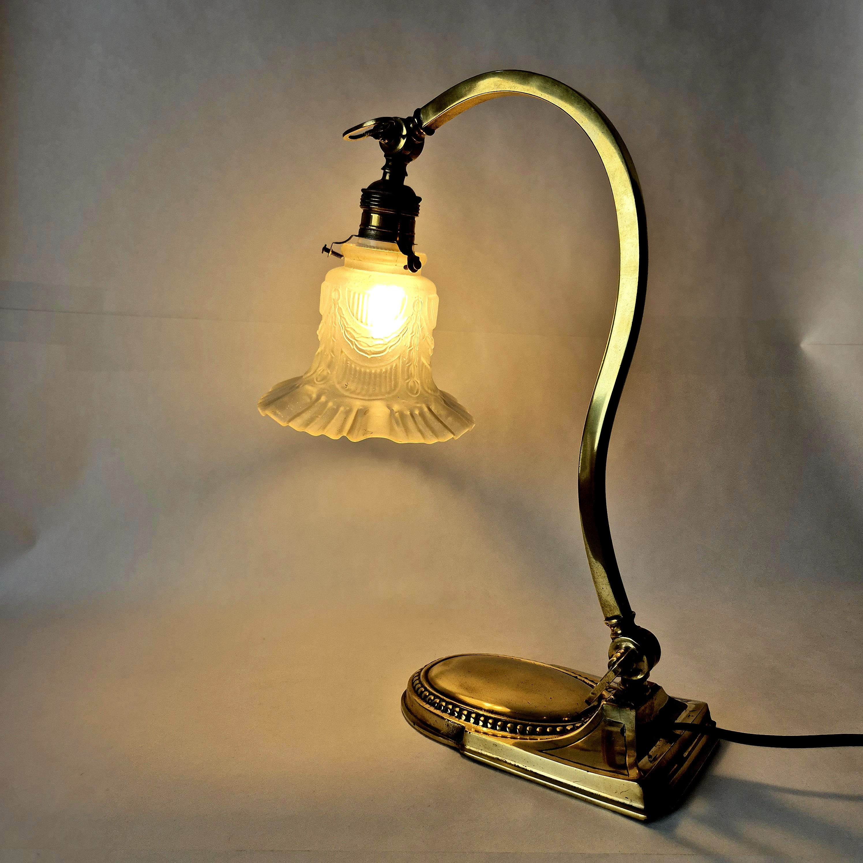 Art Deco tafellamp met satijnglazen kap